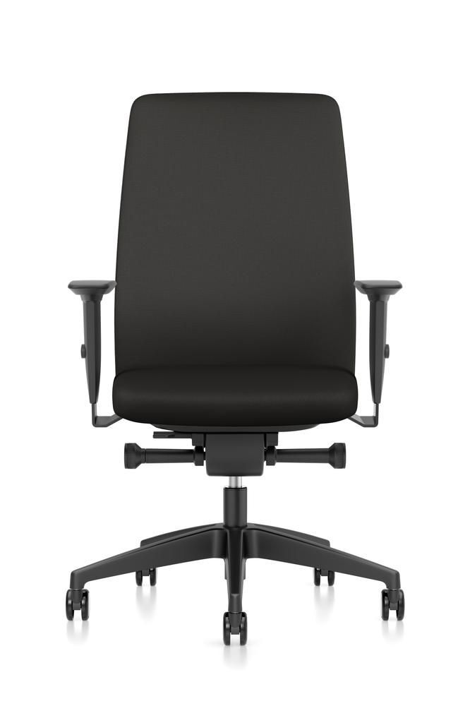 Moderner schwarzer Bürostuhl mit verstellbaren Armlehnen und fünf Rollen für ergonomisches Sitzen.