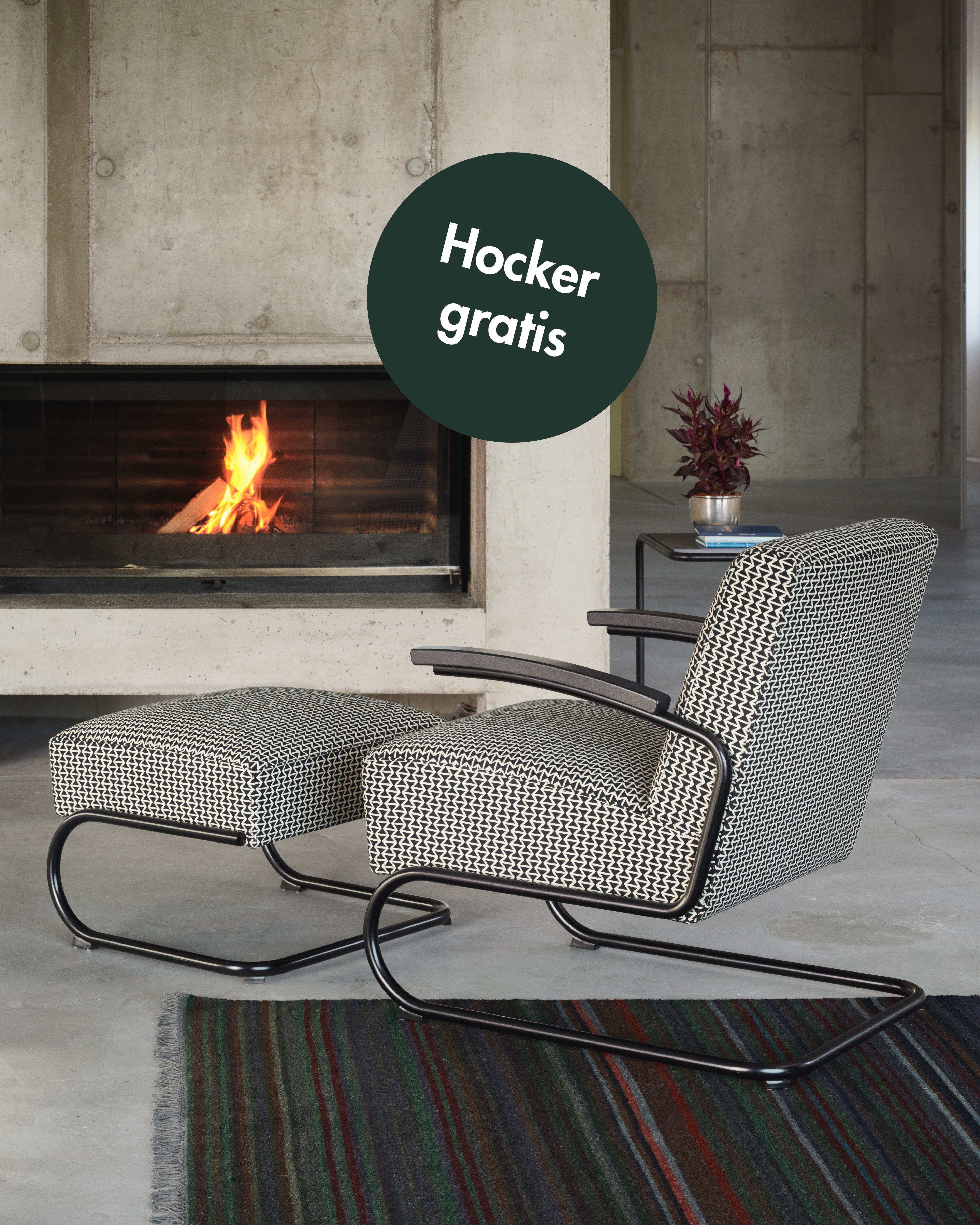 Ergonomischer Sessel und Hocker vor einem modernen Kamin, mit Text 'Hocker gratis'.