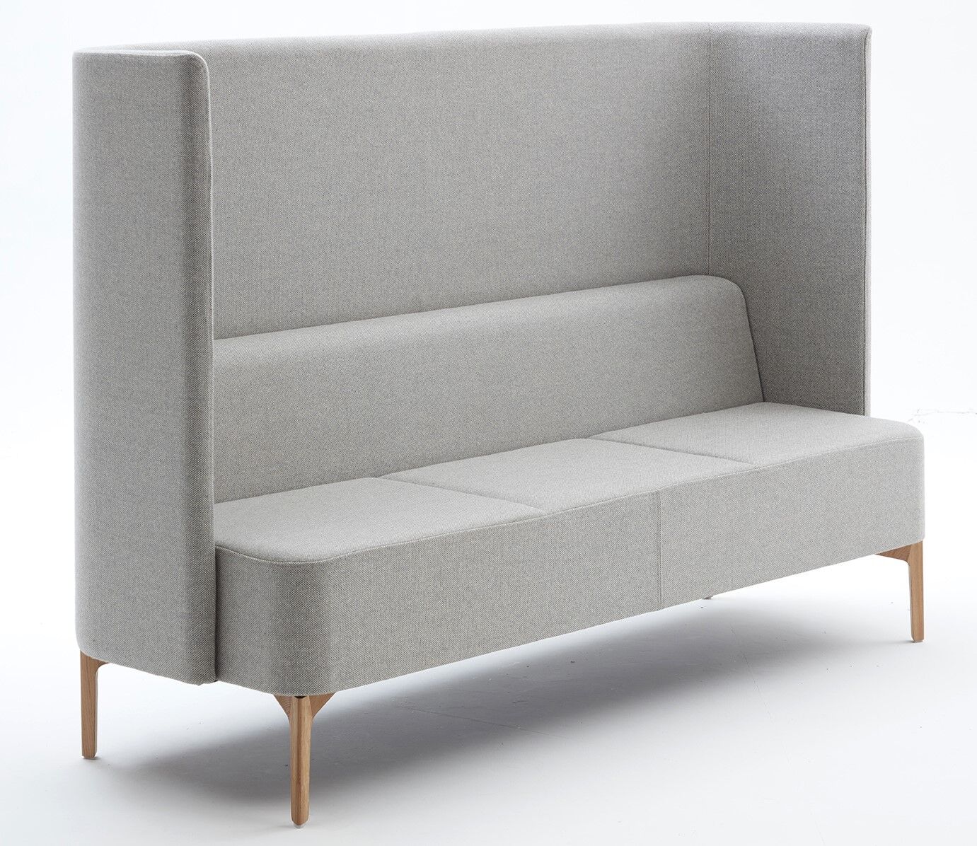 Graues Sofa mit hoher Rückenlehne und Holzbeinen, ideal für Büros oder moderne Wohnräume.