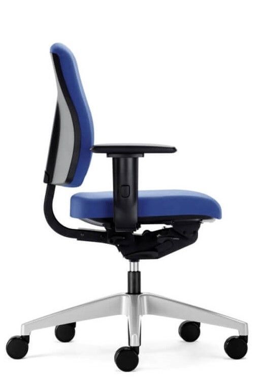 Bürostuhl mit blauer Polsterung, verstellbaren Armlehnen und schwarzer Rückenlehne auf fünf Rollen.