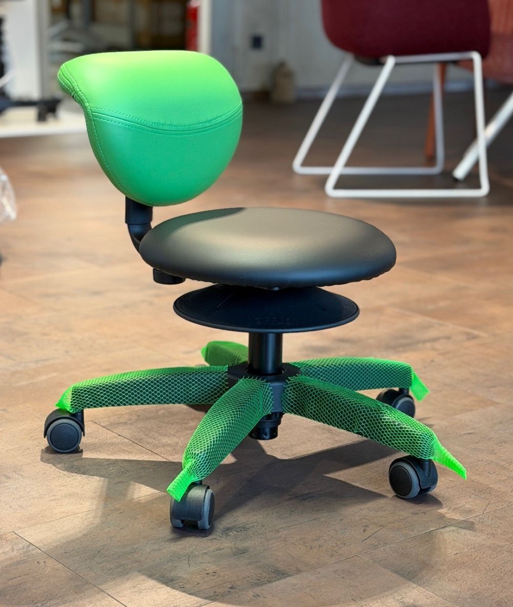 Moderner ergonomischer Bürostuhl mit grünem Bezug und Netzabdeckung auf Rollen, ideal für dynamisches Sitzen.
