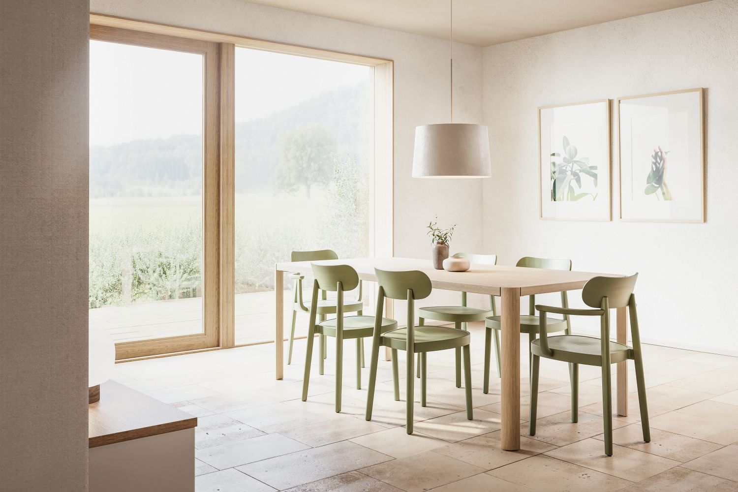 Heller Essbereich mit Holztisch, grünen Stühlen und großen Fenstern mit Blick auf die Natur.