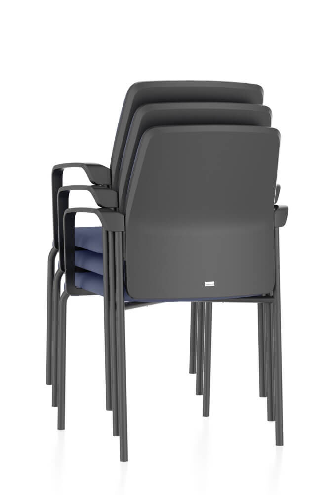Gestapelte schwarze Stühle mit blauen Sitzpolstern, geeignet für ergonomische Büroeinrichtung.