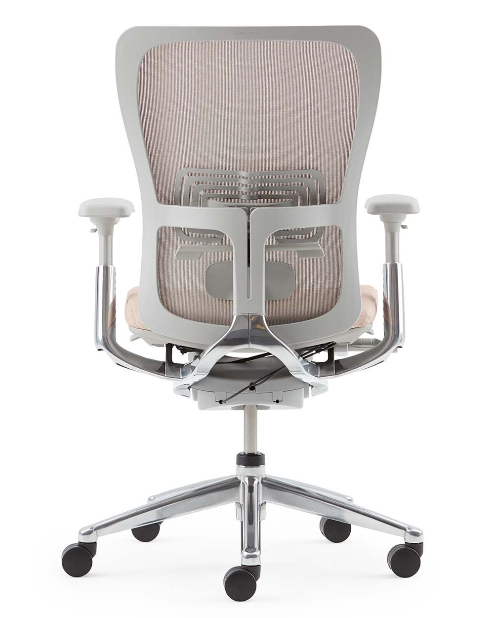 Ergonomischer Bürostuhl mit Netzrückenlehne, verstellbaren Armlehnen und polierter Metallbasis, Rückansicht.