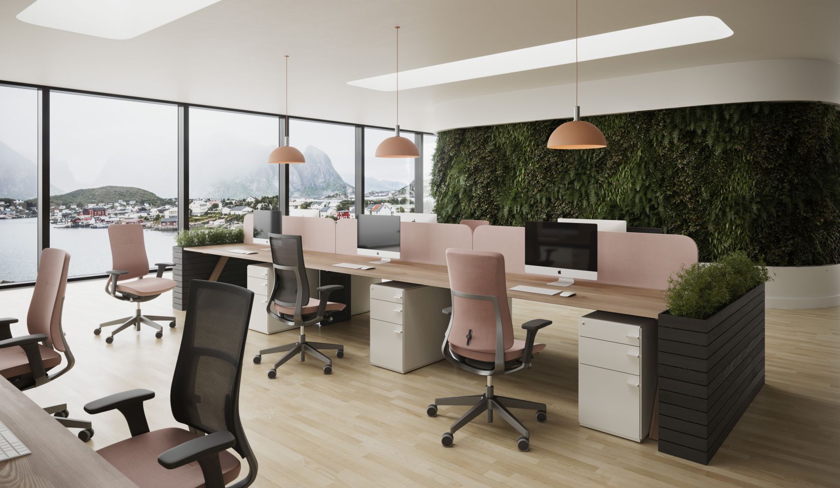 Moderner Büroraum mit ergonomischen Bürostühlen, großen Fenstern und einer grünen Pflanzenwand.