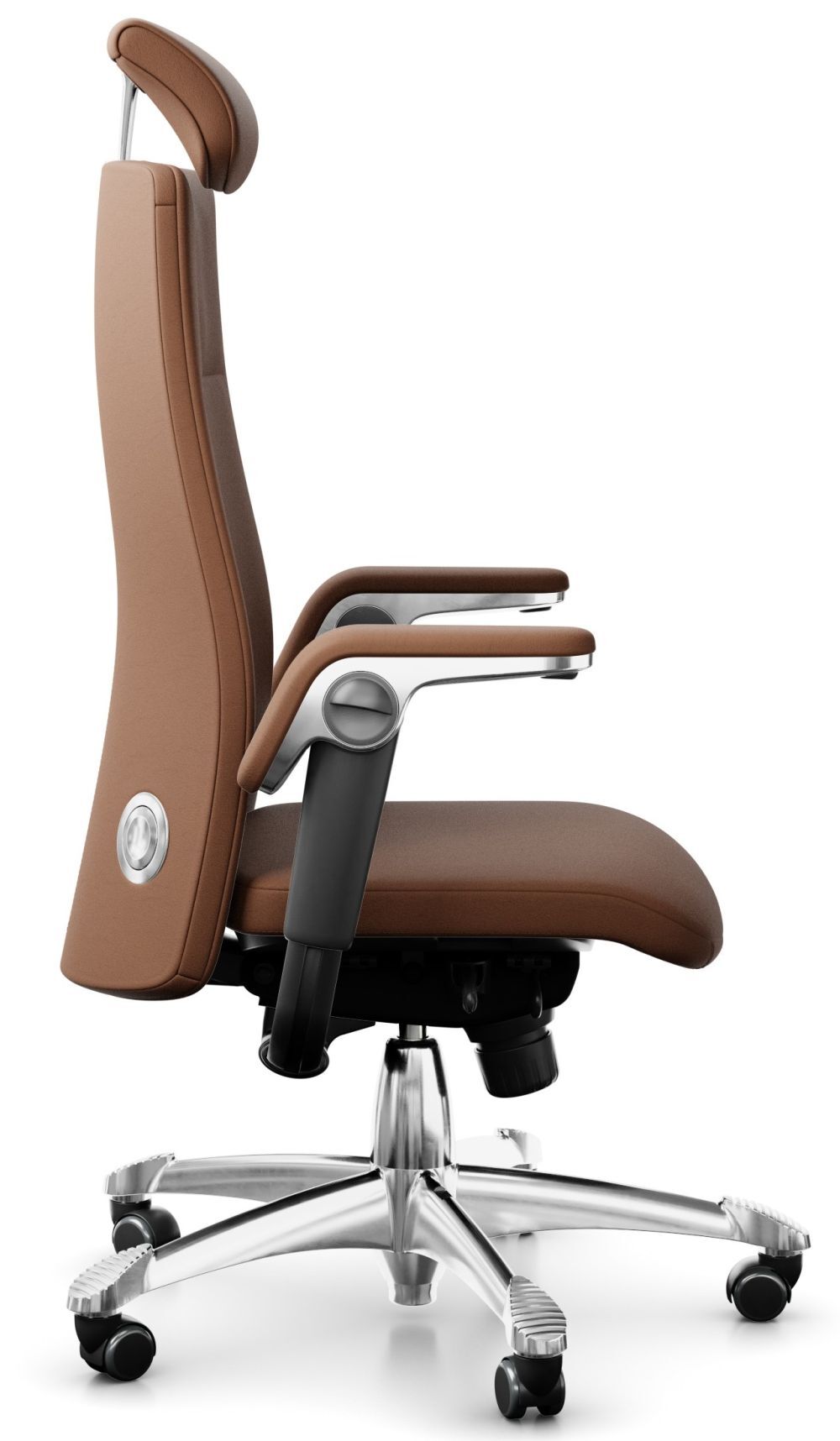 Brauner ergonomischer Bürostuhl mit verstellbarer Kopfstütze und Armlehnen, Seitenansicht auf silbernem Drehfuß.