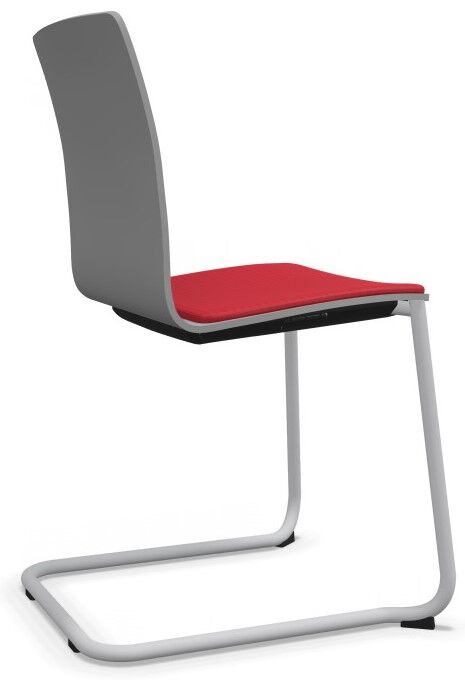 Ergonomischer Stuhl mit grauem Rücken und rotem Sitz auf einem schlichten, modernen Metallgestell.