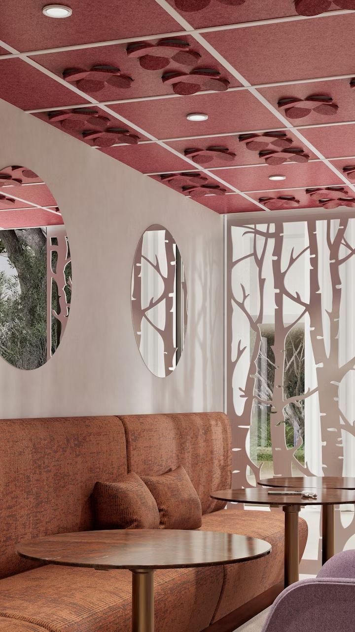Gemütliche Lounge mit roten Polstermöbeln, holzartigen Trennwänden und dekorativer Decke mit Blumenmuster.