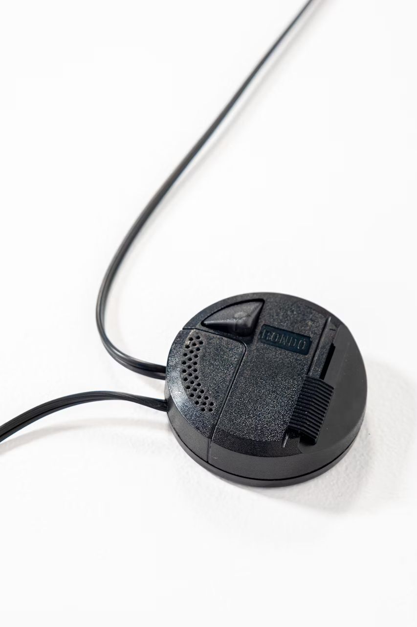 Schwarze Bodenplatte mit Kabelaufnahme und rutschfestem Design für ergonomische Stühle auf weißem Hintergrund.