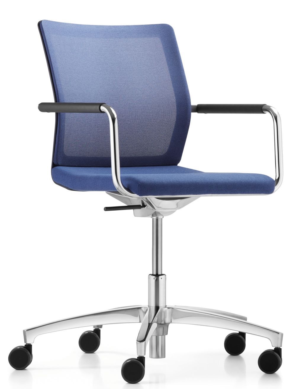 Ergonomischer blauer Bürostuhl mit Netzrückenlehne, Armlehnen und verstellbarem Chromgestell auf fünf Rollen.