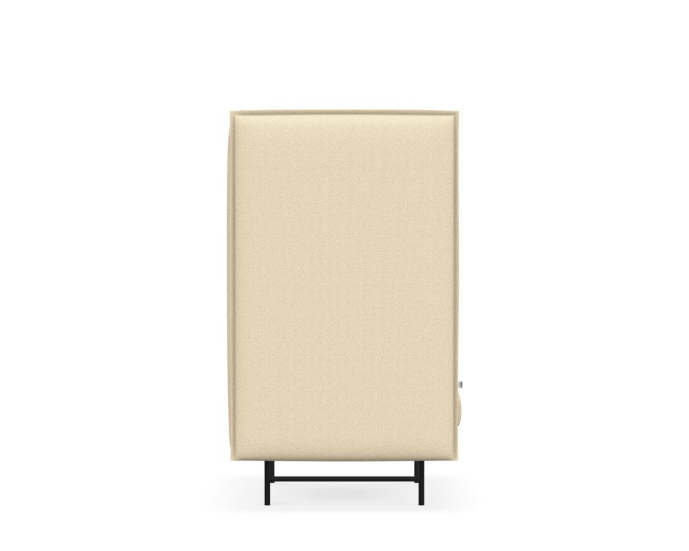 Rückansicht eines beige gepolsterten Bürosessels mit schwarzem Metallrahmen, minimalistisches Design.