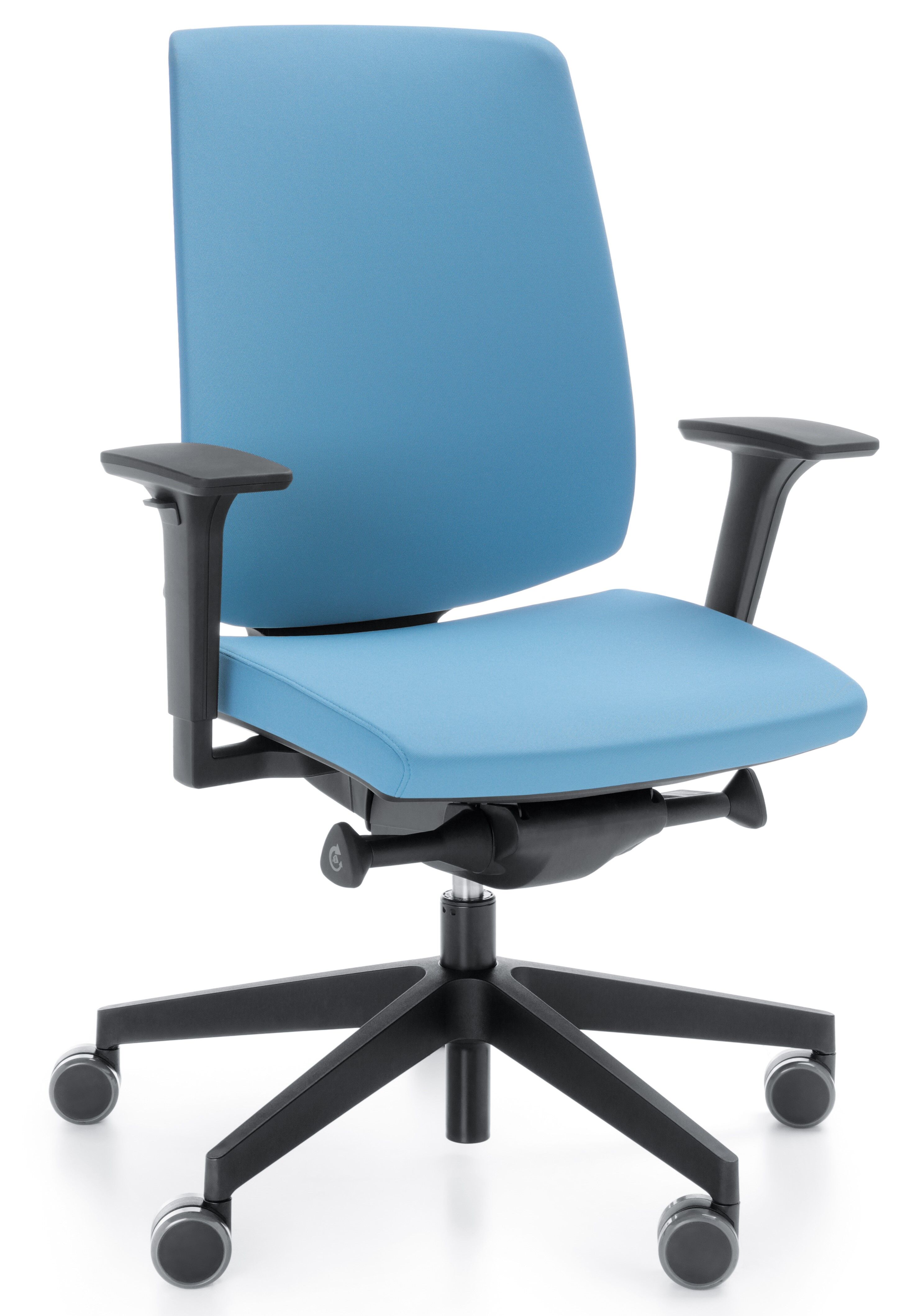 Ergonomischer Bürostuhl mit blauer Polsterung, schwarzen Armlehnen und Rollen für dynamisches Sitzen im Arbeitsbereich.