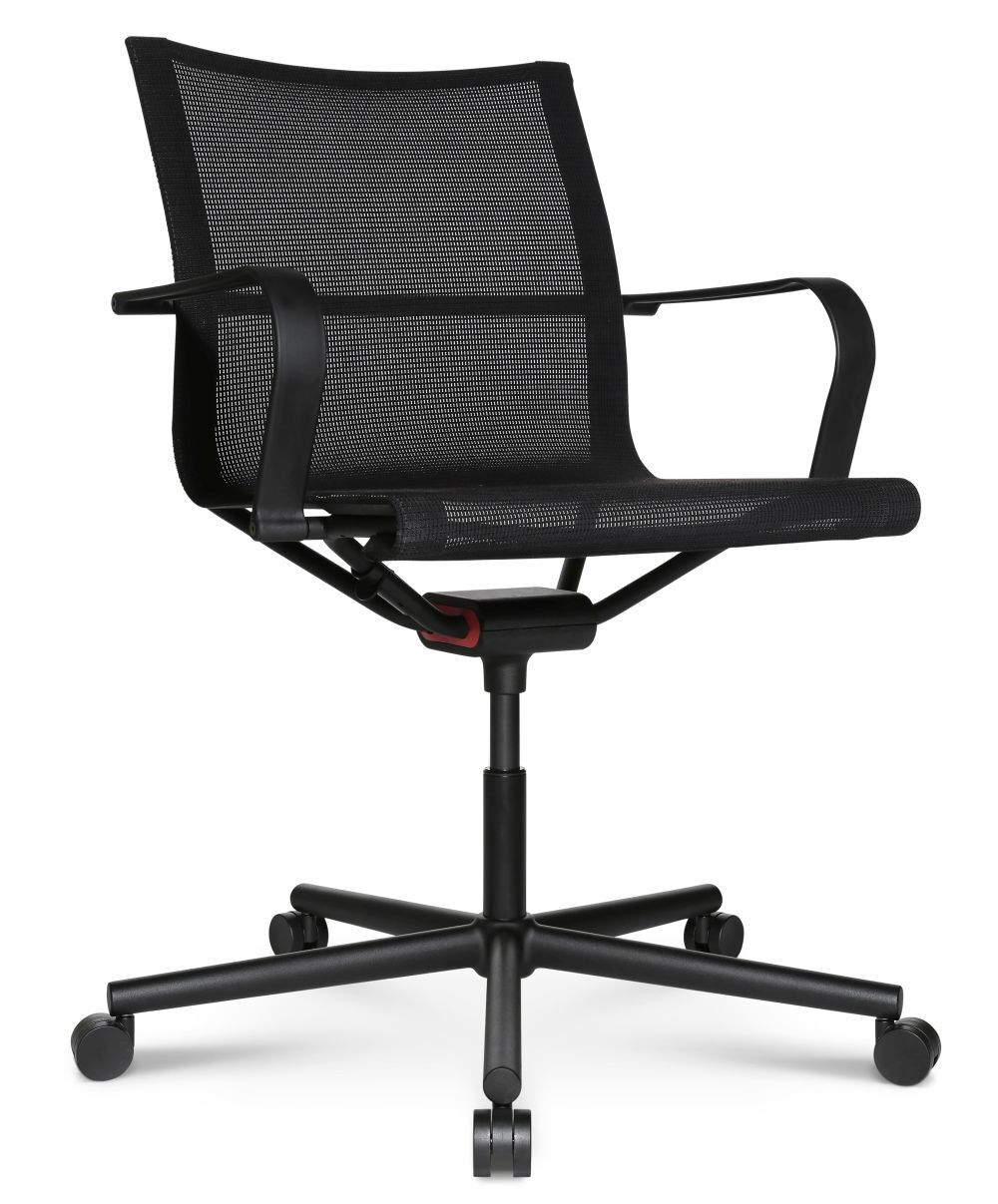 Schwarzer ergonomischer Bürostuhl mit Netzrückenlehne und Armlehnen auf Rollen, ideal für dynamisches Sitzen.