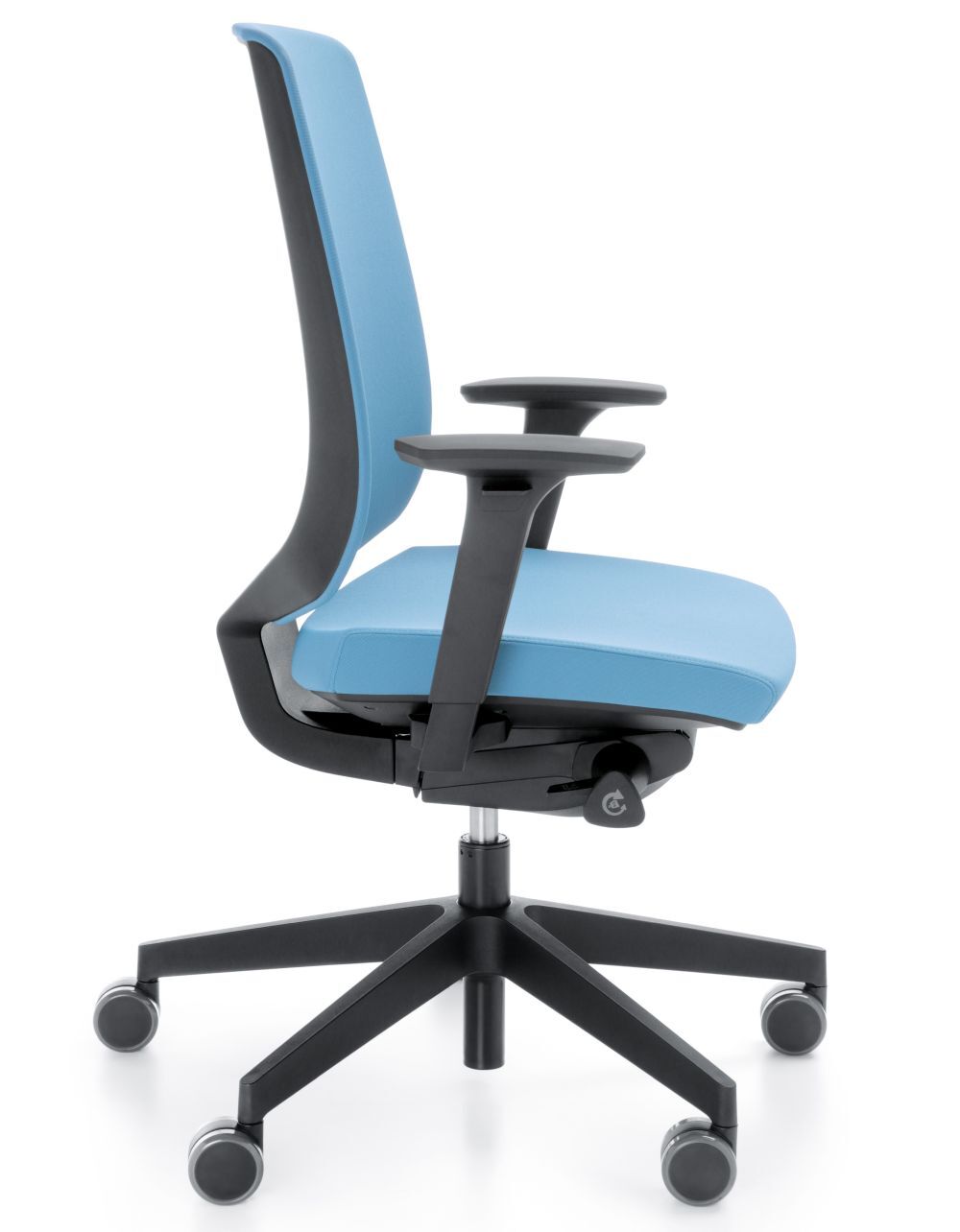Moderner ergonomischer Bürostuhl mit blauer Polsterung, verstellbaren Armlehnen und Rollen für dynamisches Sitzen.