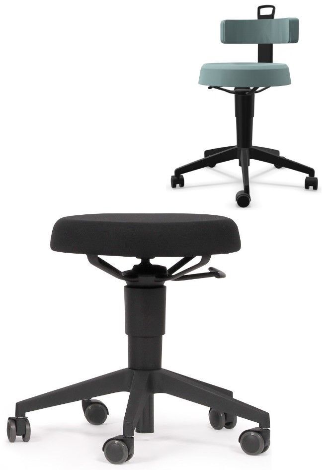 Zwei ergonomische Bürohocker mit Rollen, einer in Schwarz und einer mit Rückenlehne in Hellblau, auf weißem Hintergrund.
