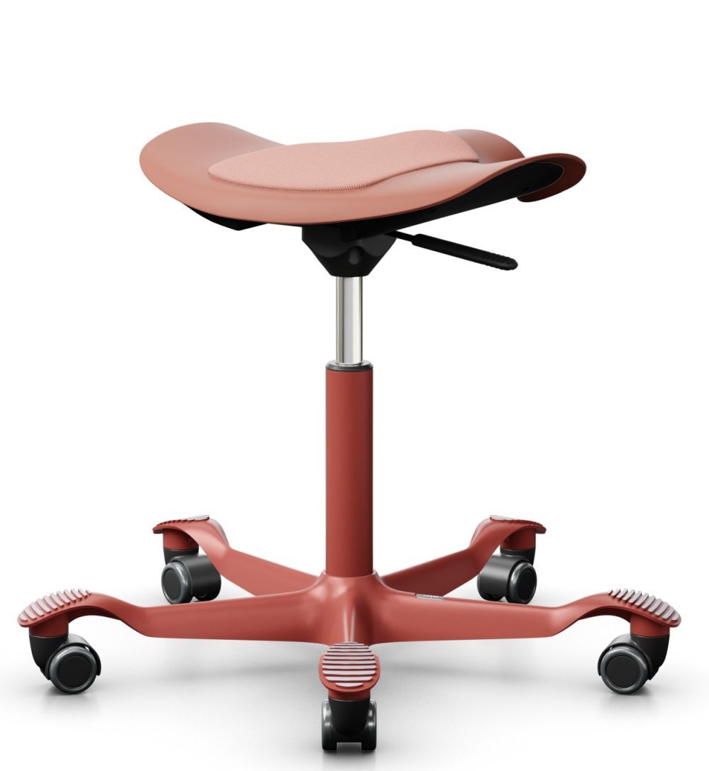 Ergonomischer Sattelhocker in Rot, verstellbar, mit Rollen und gepolsterter Sitzfläche für dynamisches Sitzen.