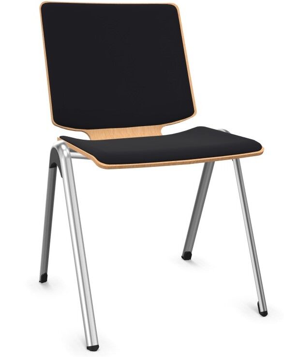 Moderner ergonomischer Stuhl mit schwarzer Polsterung, Holzrücken und silbernen Metallbeinen.