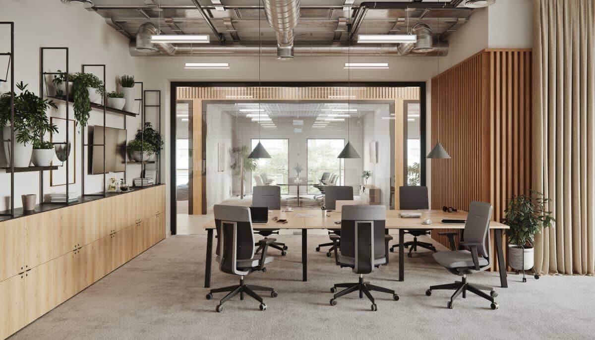 Moderner Besprechungsraum mit ergonomischen Bürostühlen, großem Tisch, Pflanzen und Glaswand im Hintergrund.