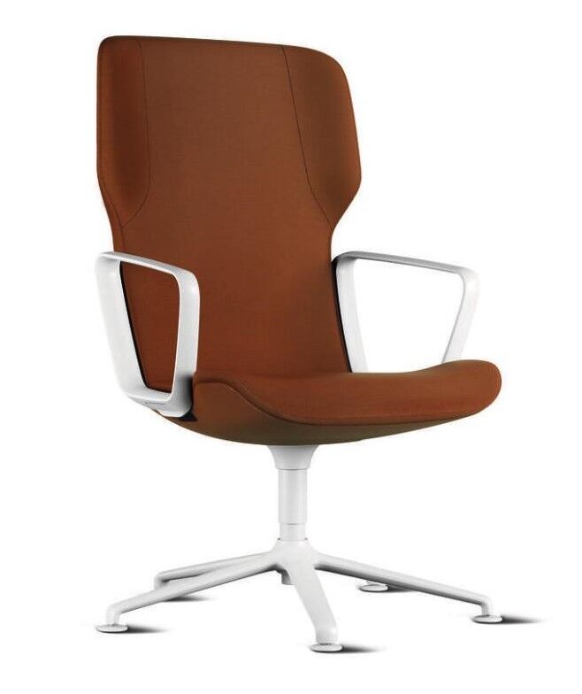 Brauner ergonomischer Bürostuhl mit weißen Armlehnen und Drehfuß, ideal für gesundes Sitzen im Büro.