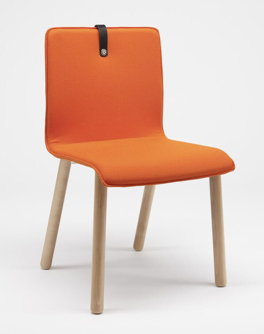 Moderner Stuhl mit orangefarbenem Bezug und hellen Holzbeinen, ideal für ergonomisches Sitzen im Büro.