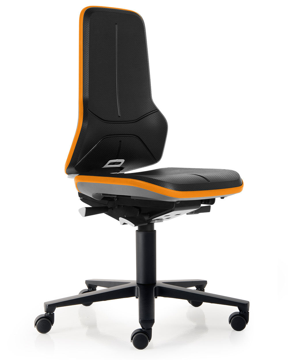 Ergonomischer Bürostuhl mit schwarzem Sitz, orange Akzenten und Rollen, fördert dynamisches Sitzen.
