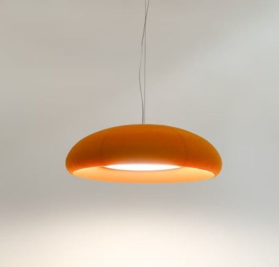 Moderne orangefarbene Deckenleuchte mit minimalistischer, runder Form, hängt an einem dünnen Kabel.
