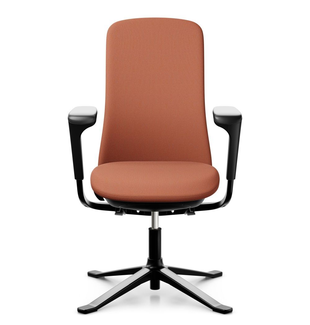 Moderner ergonomischer Bürostuhl mit rostbraunem Stoff und verstellbaren Armlehnen auf schwarzem Drehkreuzgestell.