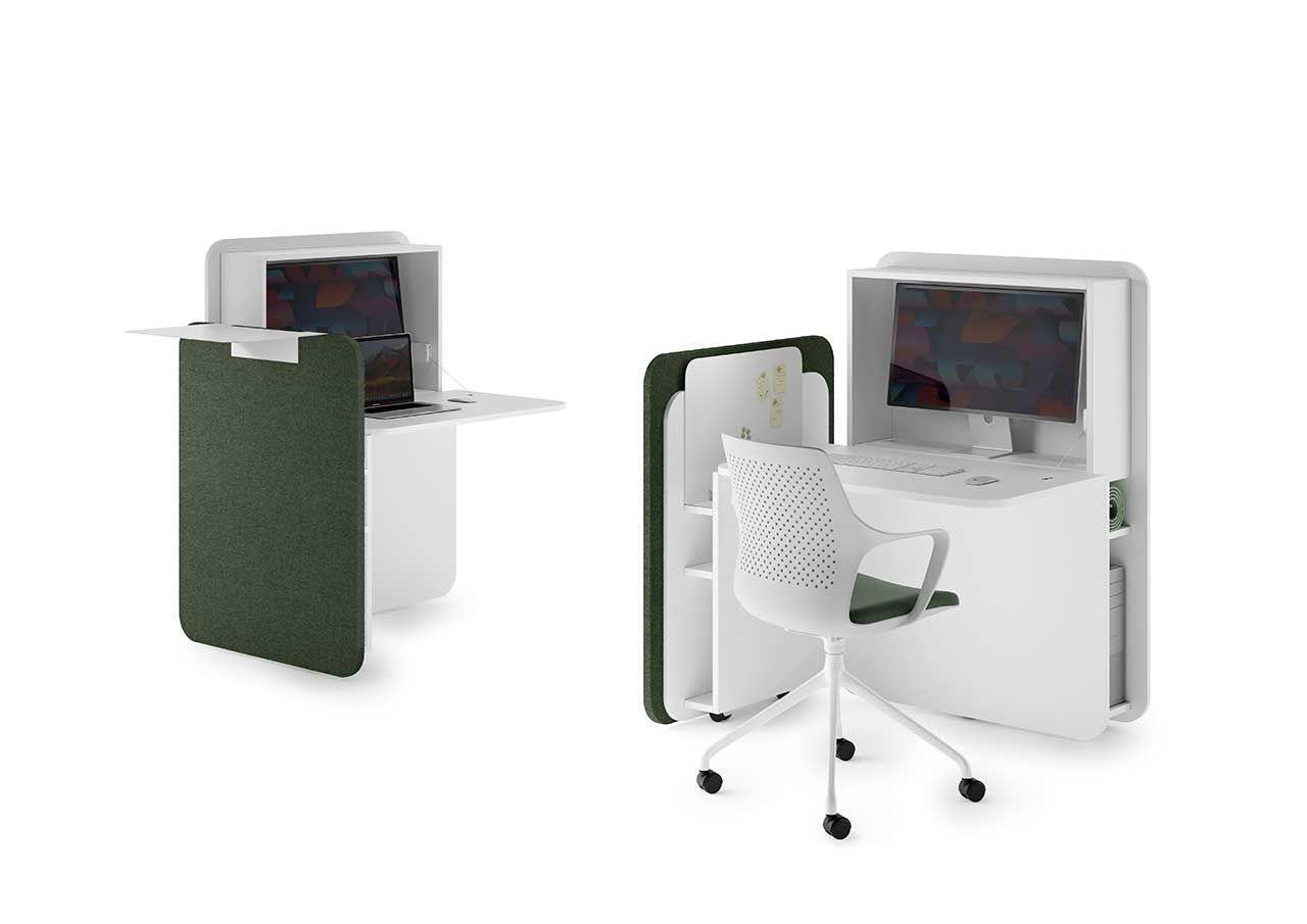 Zwei moderne Arbeitsstationen mit weißen Schreibtischen, grünen Trennwänden und ergonomischen Stühlen vor Bildschirmen.