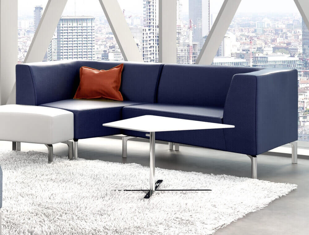Ergonomisches Sofa in Blau mit orangefarbenem Kissen, weißem Couchtisch und Teppich, Stadtblick im Hintergrund.