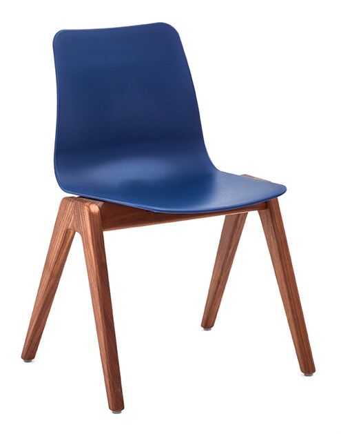 Moderner Stuhl mit blauem Sitz und Holzbeinen, geeignet für ergonomisches Sitzen im Büro oder Zuhause.