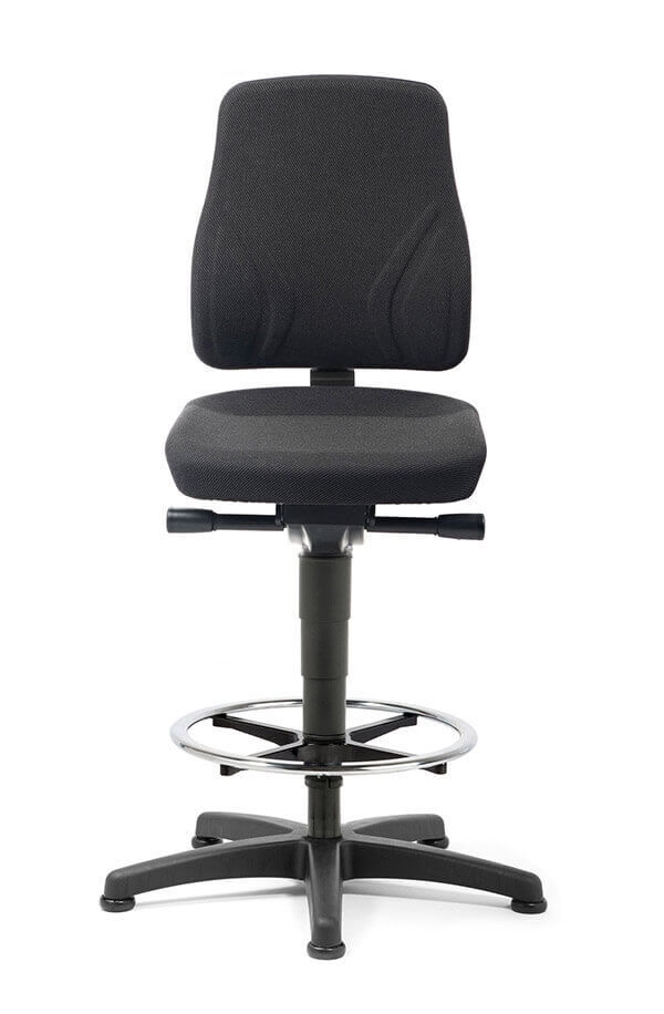 Schwarzer ergonomischer Bürostuhl mit verstellbaren Armlehnen, hoher Rückenlehne und Fußstütze auf Rollenfußkreuz.