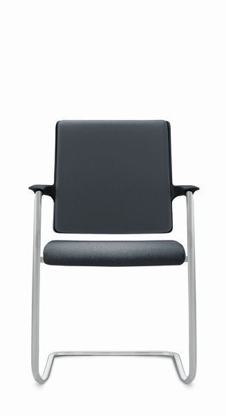 Ergonomischer Büro-Stuhl mit schwarzem Polster und silbernem Metallrahmen, ideal für dynamisches Sitzen.