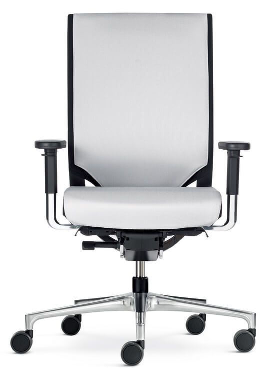 Ergonomischer Bürostuhl mit verstellbaren Armlehnen, weißem Polster und Rollenfuß für dynamisches Sitzen.