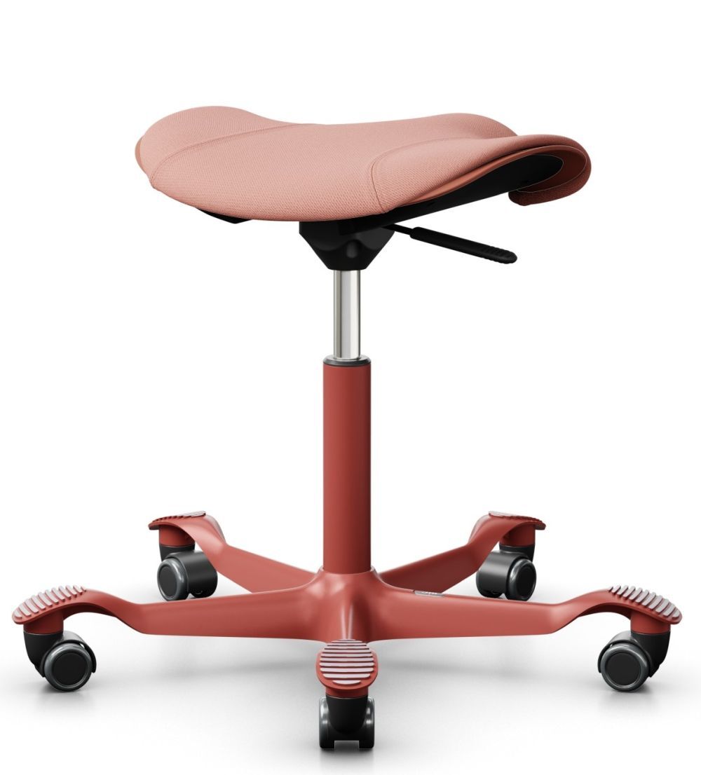 Ergonomischer Sattelhocker in Rot mit höhenverstellbarer Sitzfläche und fünf Rollen für dynamisches Sitzen.
