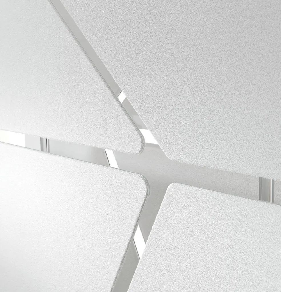 Detailansicht einer ergonomischen Bürostuhllehne in modernem Design mit weißer Polsterung.