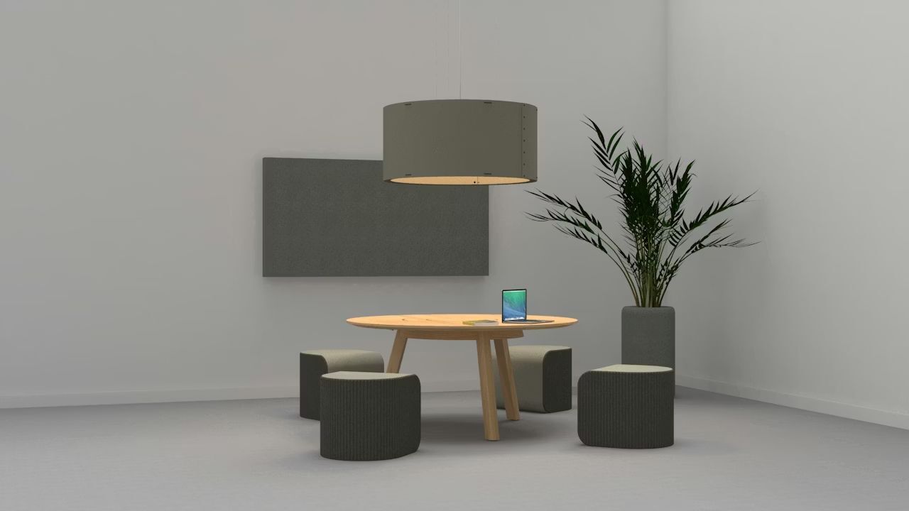 Runder Holztisch mit Laptop, umgeben von vier Hockern und Pflanze in modern gestaltetem Raum.