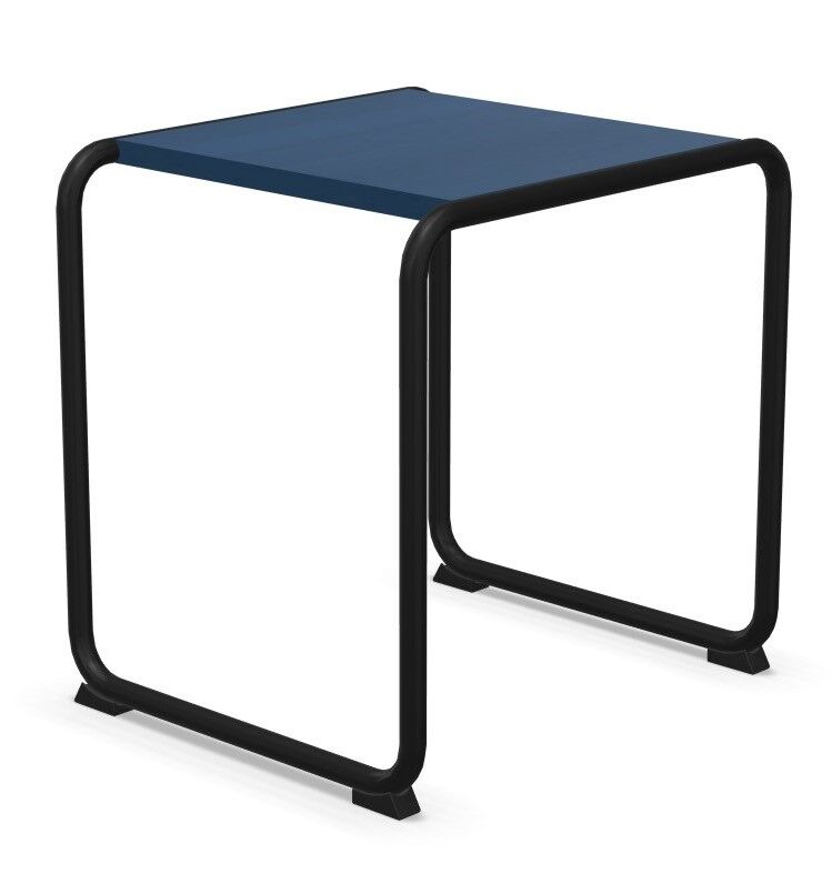 Moderner blauer Tisch mit schwarzem Rahmen und minimalistischen Design für ergonomische Arbeitsumgebungen.