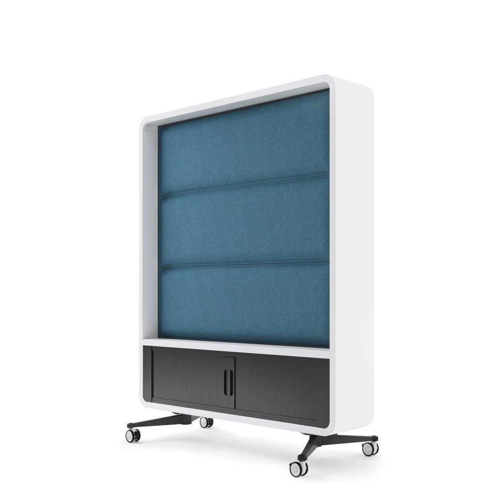 Mobiles Trennwandsystem mit blauem Stoffbezug und darunterliegendem Stauraum, ideal für flexible Büroumgebungen.