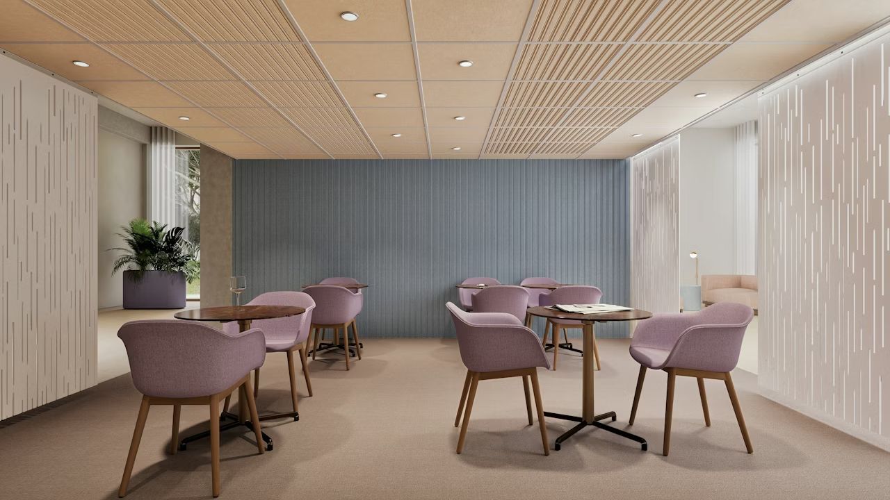 Eleganter Besprechungsraum mit lila Stühlen und Holztischen, sanft beleuchtetes, modernes Design.