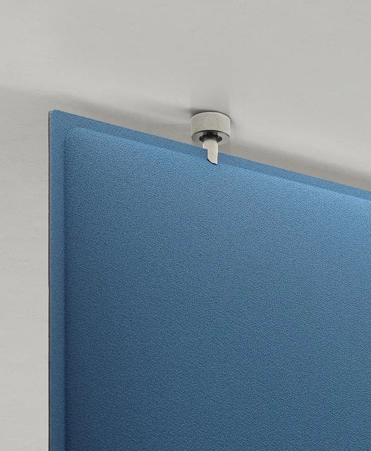 Nahaufnahme eines blauen Akustikpaneels mit Metallbefestigung an der Decke, betont klare, moderne Ästhetik.