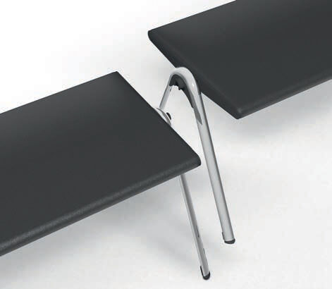 Zwei schwarze, ergonomische Stühle mit verchromten Metallbeinen, die modernes, minimalistisches Design zeigen.