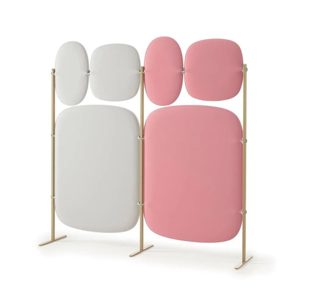 Freistehender Raumtrenner mit Formteilen in Weiß und Rosa auf einem Holzrahmen.