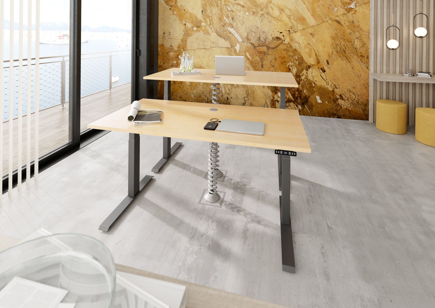 Moderner Büroraum mit höhenverstellbaren Tischen, ergonomisch gestaltet vor einer Wand mit natürlicher Steinoptik.