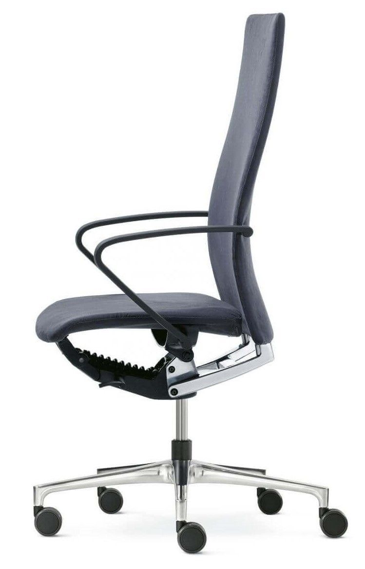 Ergonomischer Bürostuhl mit hoher Rückenlehne, schlankem Design und verstellbarer Sitzneigung, auf Rollenbasis.