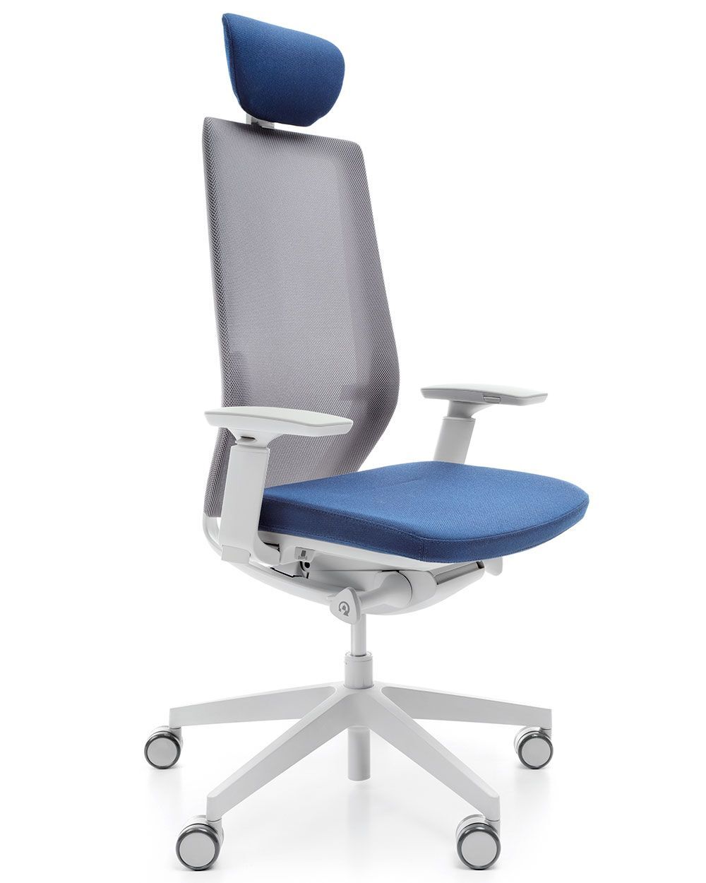 Ergonomischer Bürostuhl mit blauer Polsterung, Netzrückenlehne und verstellbaren Armlehnen auf Rollenbasis.