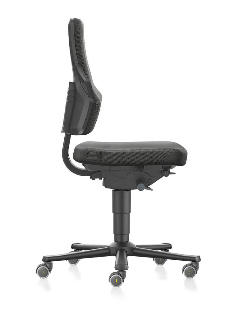 Ergonomischer Bürostuhl in Seitenansicht, verstellbare Rückenlehne und Sitzhöhe, schwarze Polsterung auf Rollen.