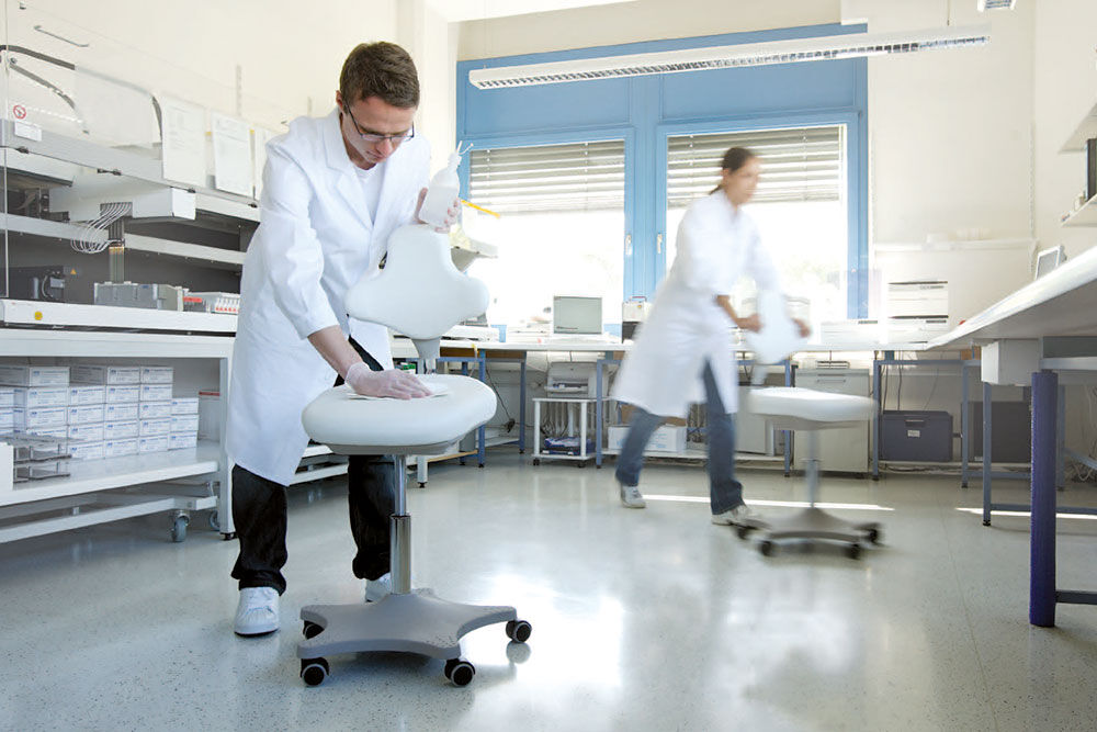 Rollhocker von Bimos im Labor mit zwei Personen