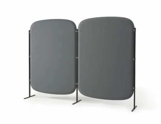 Zwei graue, moderne Raumteiler mit abgerundeten Ecken und schwarzen Ständern zur Büro- oder Wohnraumgestaltung.