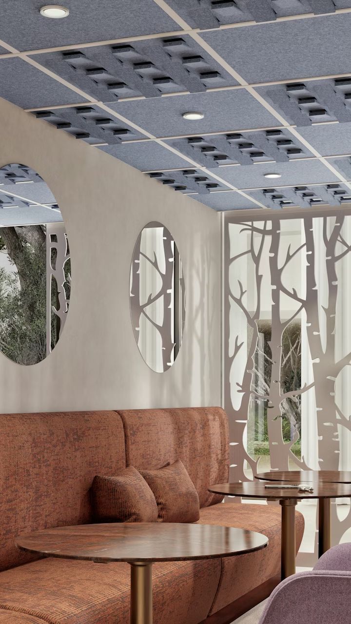 Moderne Lounge mit Akustikdecke, braunem Sofa und Tischen, dekorativem Spiegel und fensterartigen Ausschnitten.