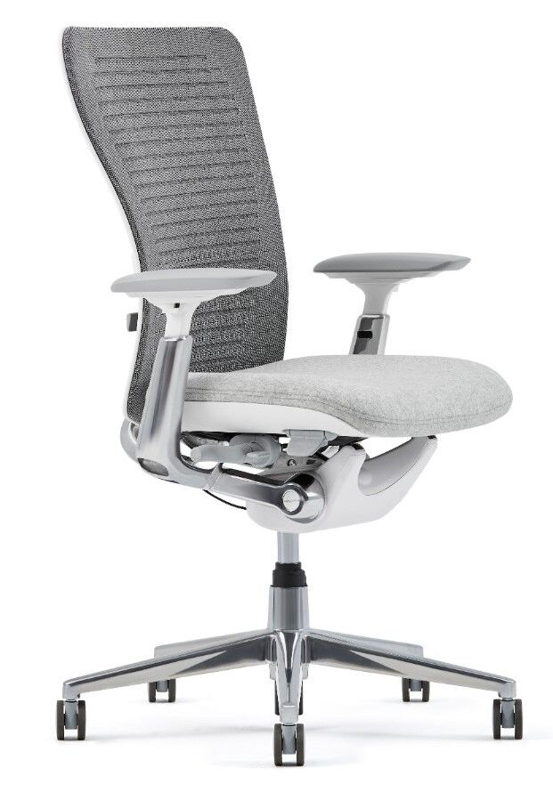 Ergonomischer Bürostuhl in hellgrau, mit verstellbaren Armlehnen und atmungsaktiver Rückenlehne, auf Rollen.